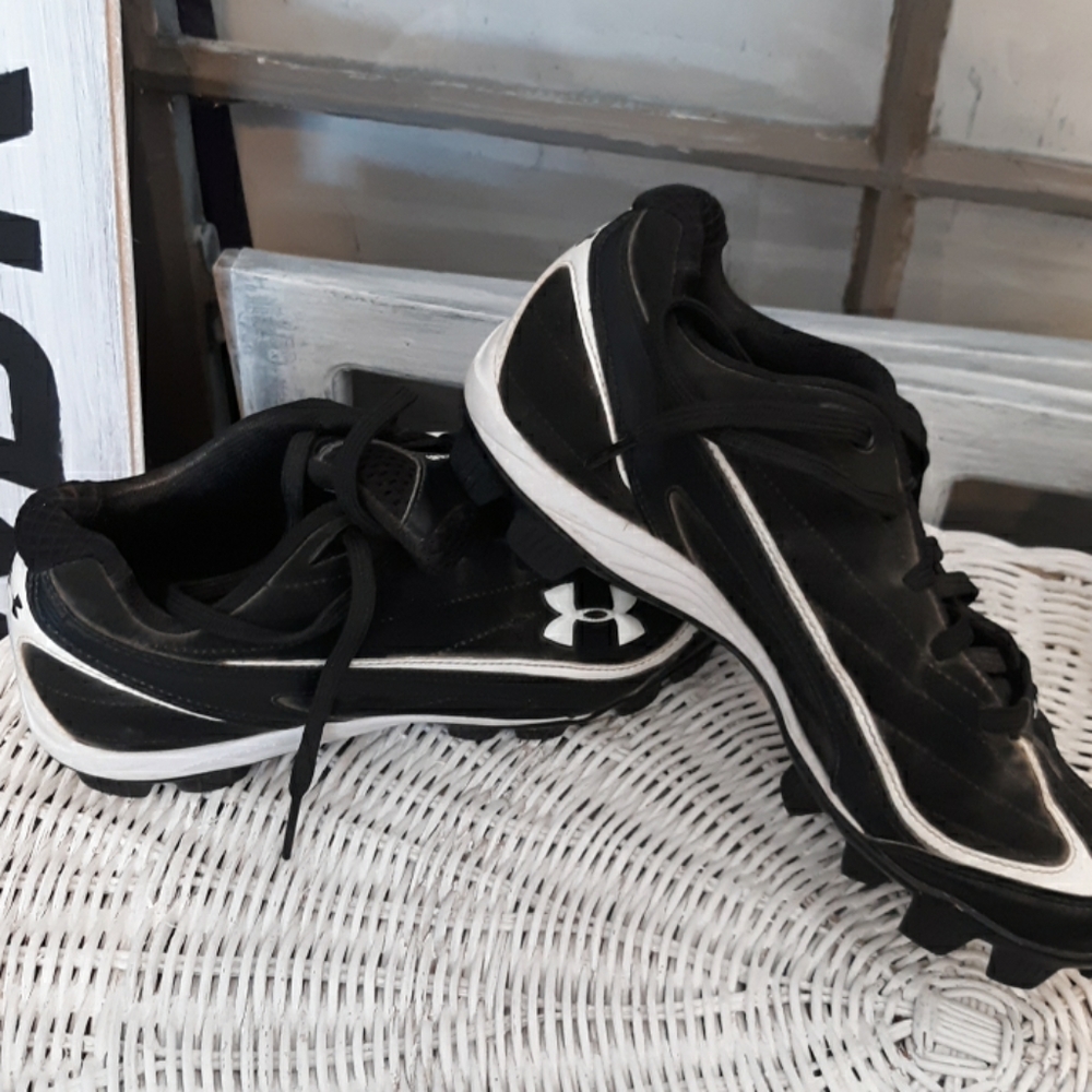 Kids Under Armour Football Clears Size 5.5